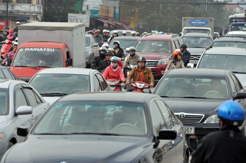 Xe máy, xe đạp trên đường Nguyễn Trãi phải len lỏi giữa các hàng ôtô đi không theo lối.